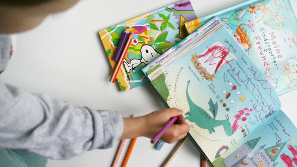  Freundebücher sind das analoge Facebook für Kindergartenkinder. Für Mütter bedeuten sie nachmittägliche Hausaufgaben und eine Menge Macht: Wie sollen sie ihr Kind inszenieren? 