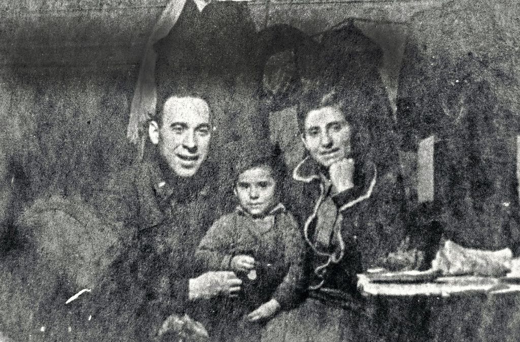 Juri Feldman mit seinen Eltern 1942, kurz nach der   Evakuierung über den zugefrorenen Ladogasee Foto: Lichtgut/Max Kovalenko