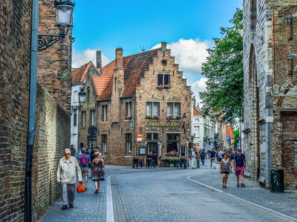 Wer eine kleine Pause vom Radeln braucht, kann in einem charmanten Städtchen durch Belgiens romantische Straßen bummeln.