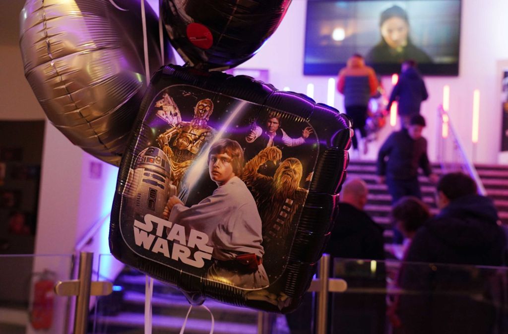 Star-Wars-Ballons hängen am Eingang des Kinos.