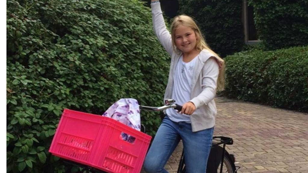  Ganz volksnah fährt die niederländische Kronprinzessin Amalia zu ihrem ersten Tag auf dem Gymnasium mit dem Fahrrad. Ihre Eltern Máxima und Willem-Alexander mahnen die Medien, ihrer Tochter die Privatsphäre zu respektieren. 