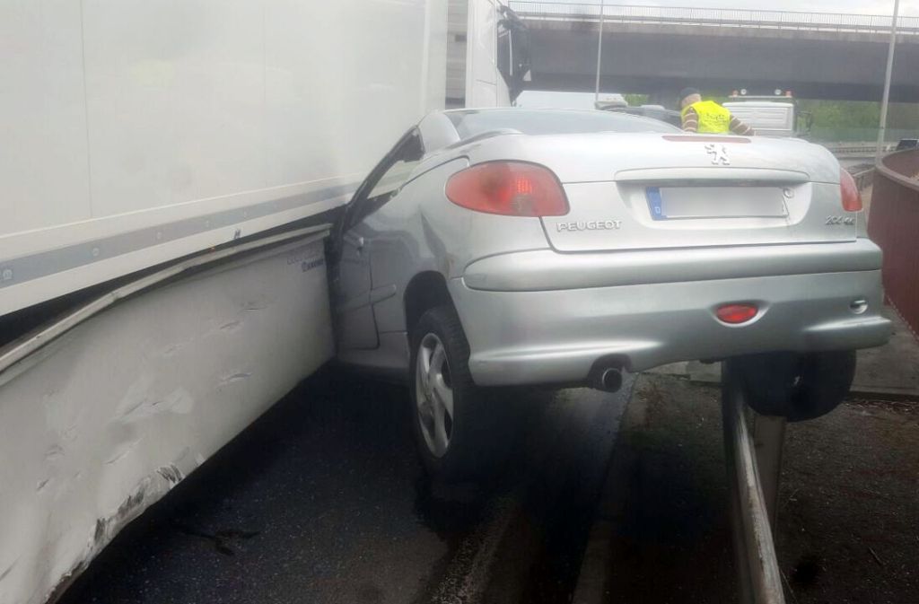 Zu dem Unfall mit dem Peugeot und dem Laster in Stuttgart-Feuerbach war es am Mittwochmittag gekommen.