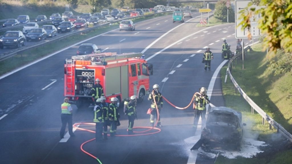 Fahrzeugbrand auf der B 27 in Stuttgart: B 27-Abfahrt durch Feuer beschädigt