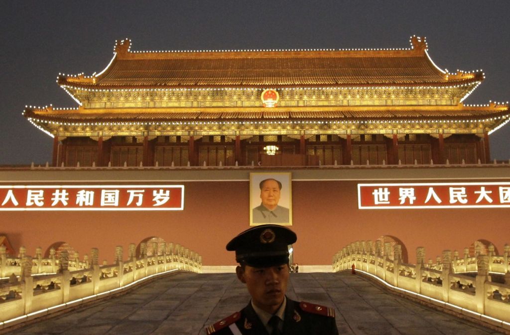 Dennoch wird Mao in China bis heute verehrt, prangt sein Bild über dem Eingang zur Verbotenen Stadt in Peking.