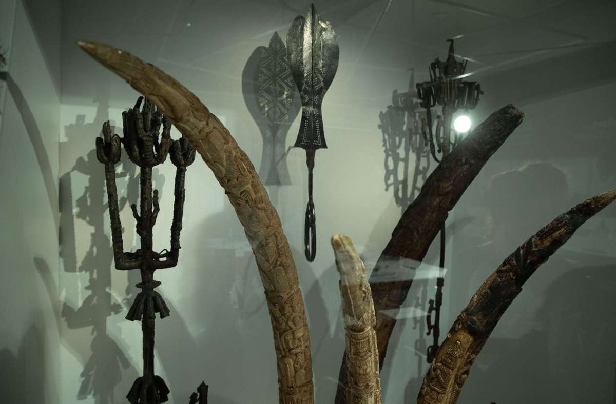 Auch zwei der vier kunstvoll bearbeiteten Elfenbeinzähne und ein Zeremonialschwert (Bildmitte) werden weiterhin in Stuttgart zu sehen sein.