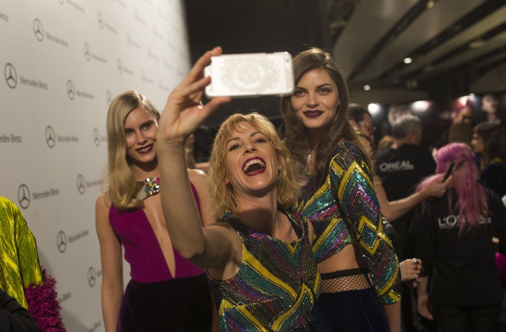 Models machen vor einer Show noch Selfies: Der Spaß darf auch bei so einem Event nicht zu kurz kommen.