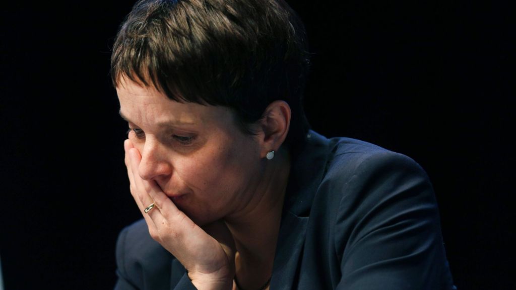  Auf dem AfD-Parteitag in Köln muss die Vorsitzende Frauke Petry schwere Schlappen hinnehmen. Es war eine Demütigung für eine isolierte Politikerin, kommentiert Roland Pichler. 