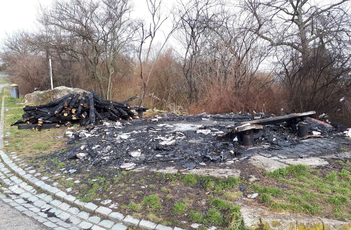 Die Schutzhütte auf dem Schnarrenberg wurde ein Raub der Flammen – vermutlich Brandstiftung.