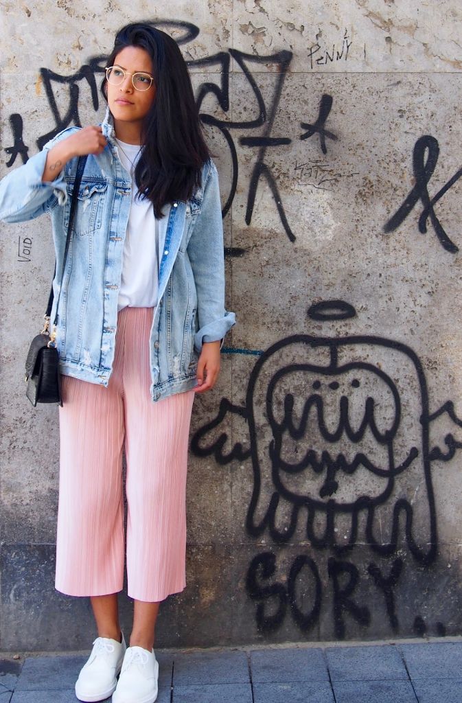 Karla Cruzado ist ein Mode-Mädchen wie es im Buche steht, sie liebt Klamotten, die ihre Weiblickeit unterstreichen und bunte Farben. Und die Storemanagerin findet: "Kleider machen Leute."