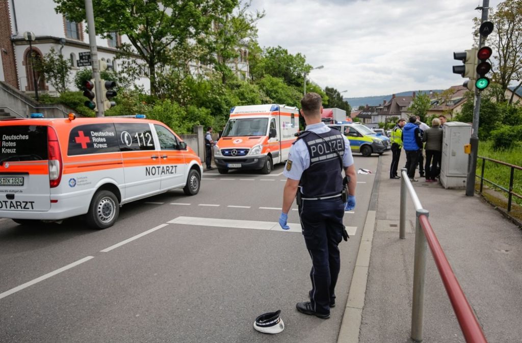 Bei einem tragischen Verkehrsunfall in Stuttgart-Untertürkheim ist am Dienstagnachmittag ein 14-jähriges Mädchen ums Leben gekommen.