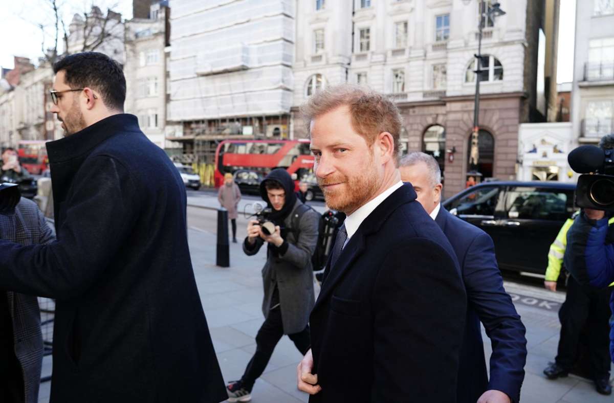 Was macht Prinz Harry beim Gerichtstermin? Foto: dpa/Jordan Pettitt