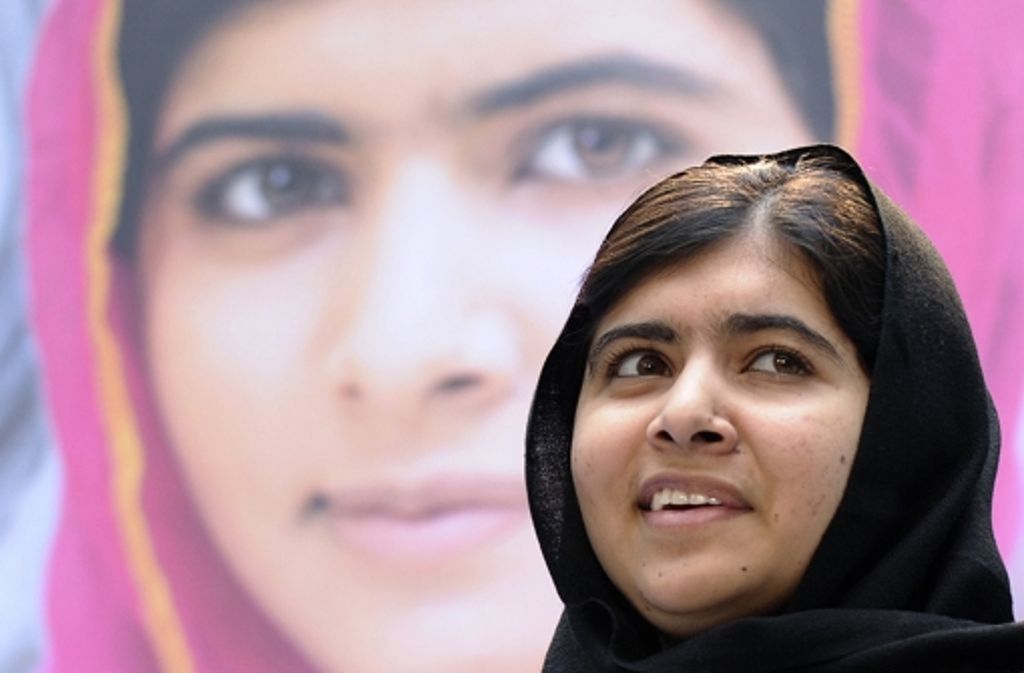 Die 17-jährige Kinderrechtsaktivistin Malala Yousafzai stammt aus dem Swat-Tal in Pakistan und ist die jüngste Nobelpreisträgerin aller Zeiten. Ab 2009, als sie elf Jahre alt war, berichtete Malala für die BBC über die Gewalt im Swat-Tal, das von den Taliban kontrolliert wurde. Die Taliban zerstörten Mädchenschulen und verboten den Mädchen, zur Schule zu gehen; auch Tanzen und Musik hören war verboten.