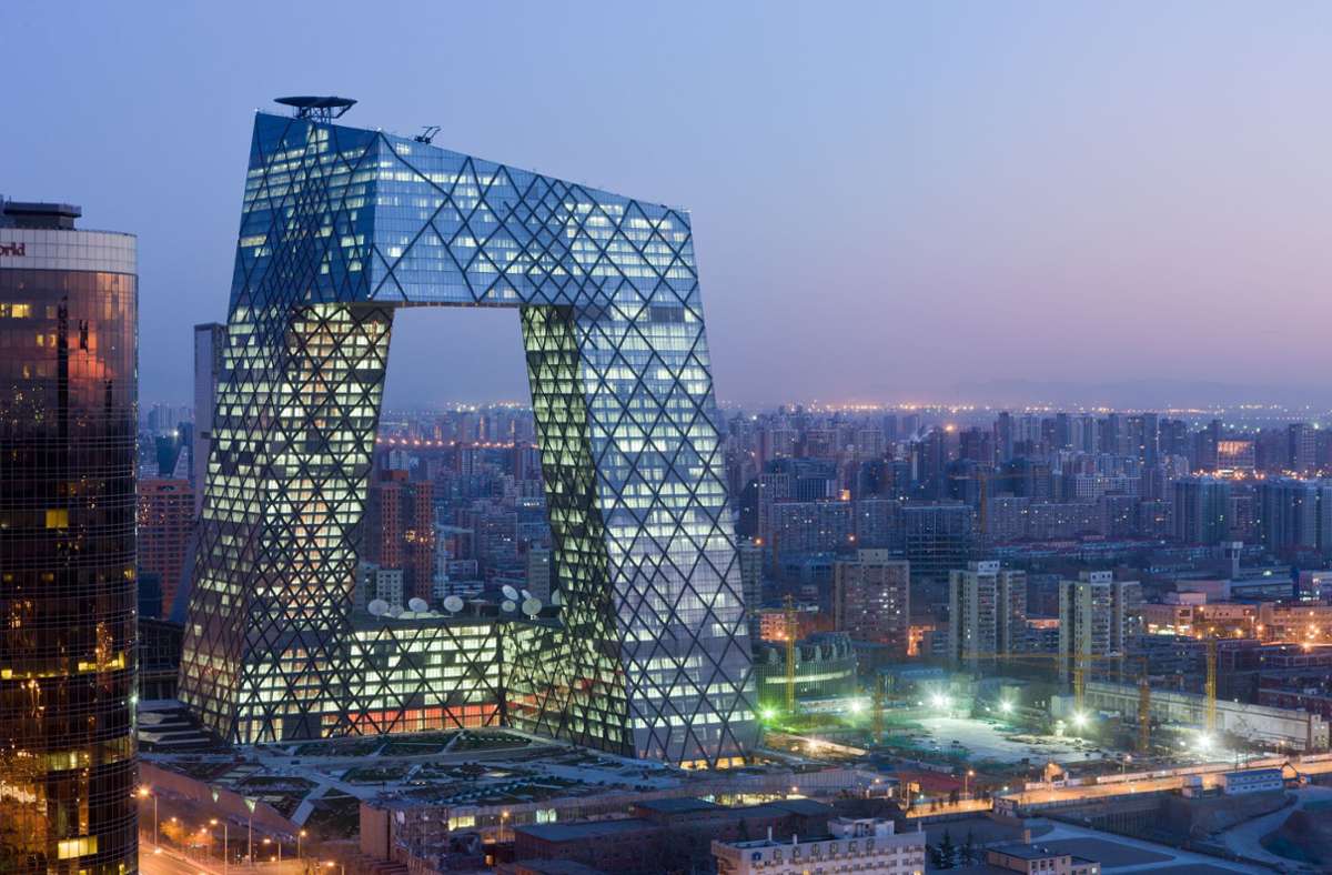 „CCTV“ Television Station Headquarters, von Rem Koolhaas und Ole Scheeren in China, 238 Meter hoch.