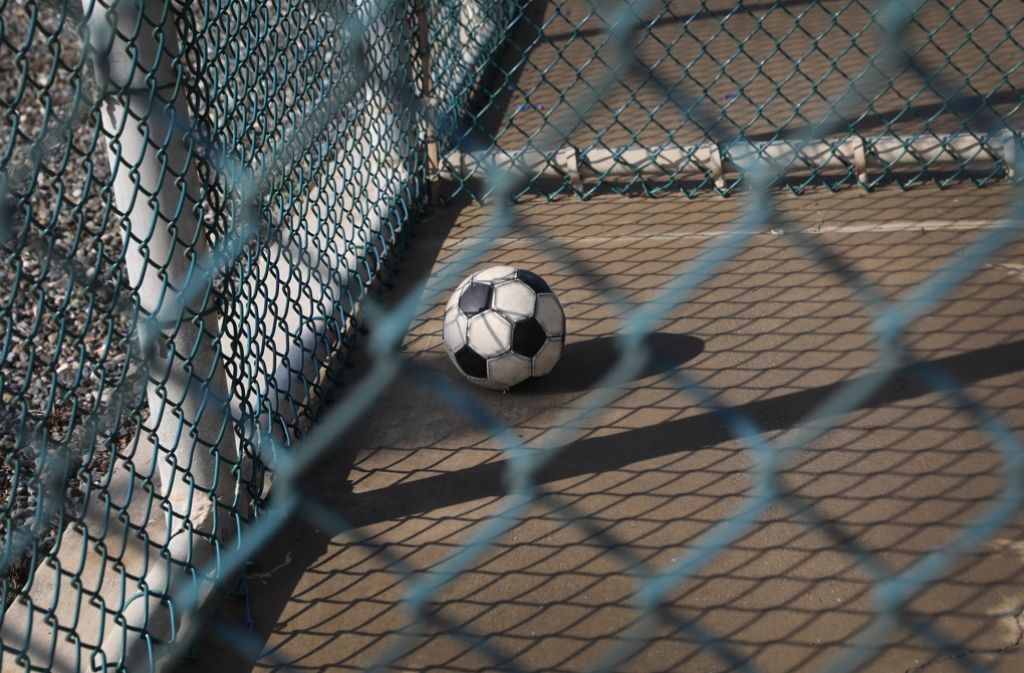 Auch ein Fußball ist im Gefängnis zu sehen und soll wohl vom tristen Alltag der Insassen ablenken.