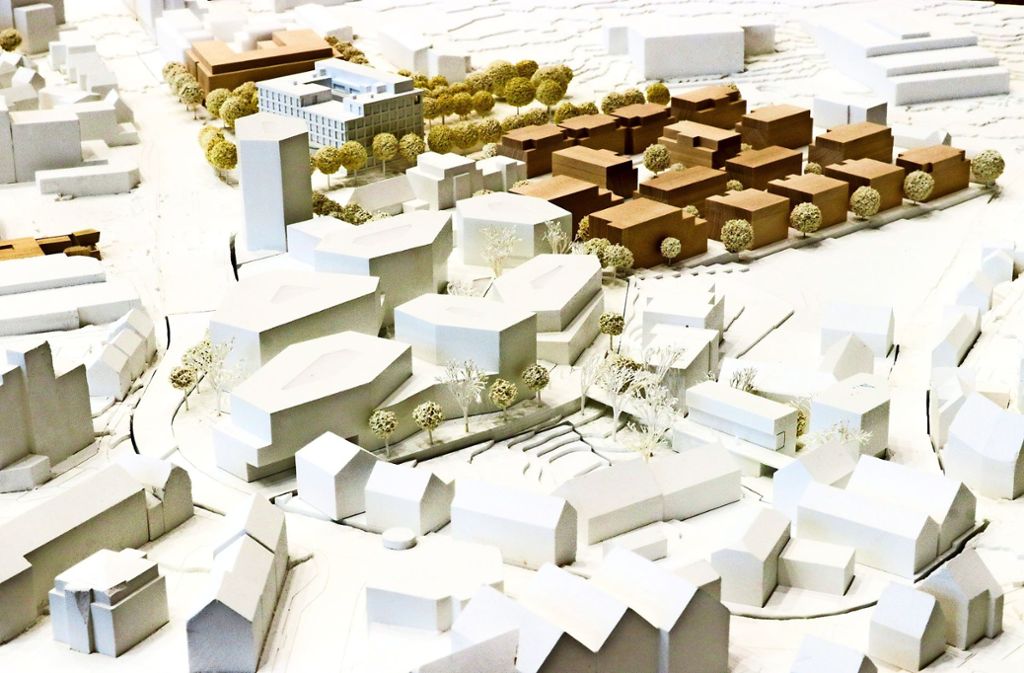 Das Sieger-Modell  für das  Postareal – dahinter das neue Rathaus  und die Bebauung   des Layher-Geländes    (in braun). Foto: factum/Granville