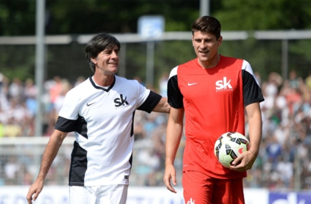 Wenn Ex-VfB-Profi Sami Khedira zu seinem Spiel des Jahres ruft, kommen sie alle: Bundestrainer Jogi Löw (links) trat gegen Mario Gomez an und machte zwei Tore.