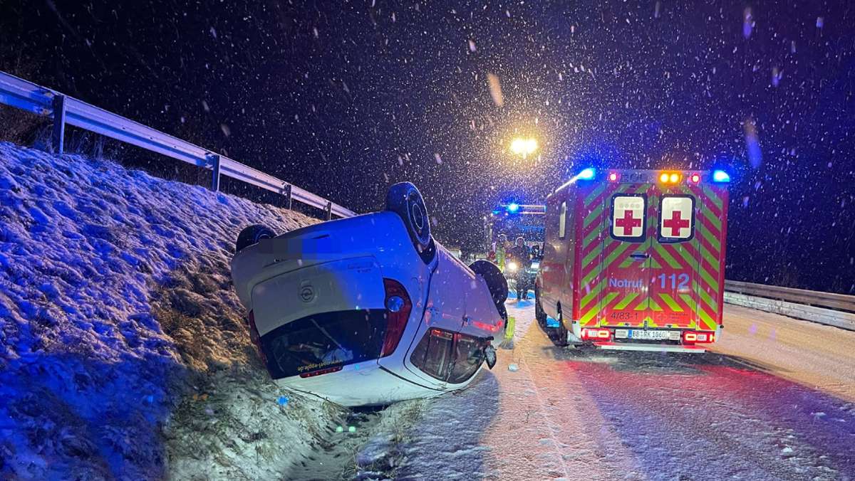 Opel überschlägt sich mehrfach in Höfingen: Die Polizei meldet 26 Unfälle nach heftigem Schneefall