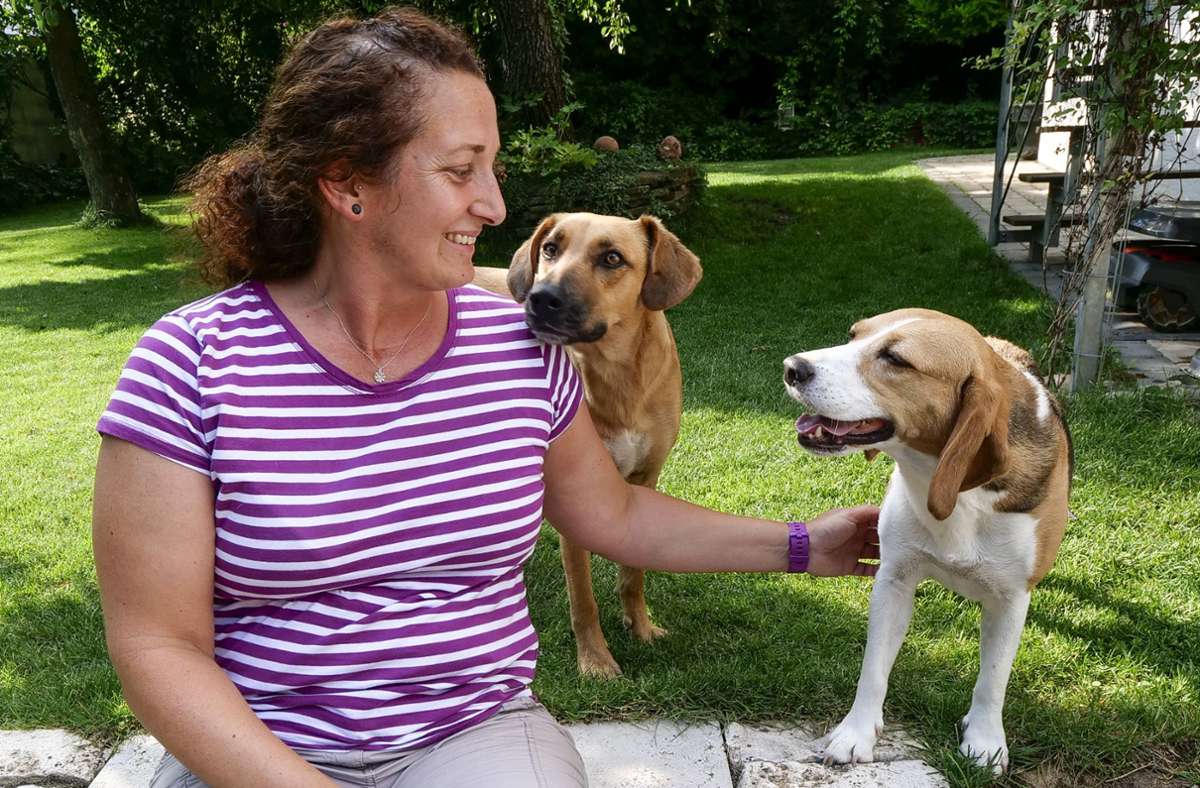 Jeannette Lafleur mit Nelly und Sam. Die 45-Jährige ist eine erfahrene Hundehalterin.