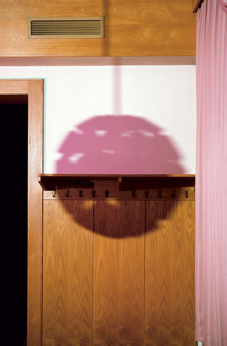 Abstraktion Für ihre Werkgruppe „Erbgericht“ hat Andrea Grützner eine Gaststätte in Ostdeutschland so ausgeleuchtet und fotografiert, dass die Ergebnisse wie abstrakte Kompositionen wirken.