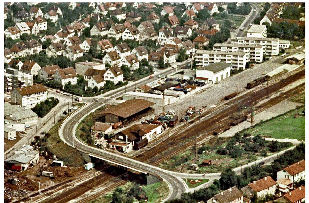 Auf dem früher von der Bahn genutzten Gelände war jahrzehntelang die Firma Fass-Wimmer ansässig, ein Unternehmen, das Fässer reinigte, wie der Korntal-Münchinger Stadtarchivar Alexander Brunotte weiß. Auf dem Luftbild von 1969 ist die Straßenbrücke Weilimdorfer Straße im Vordergrund zu sehen.