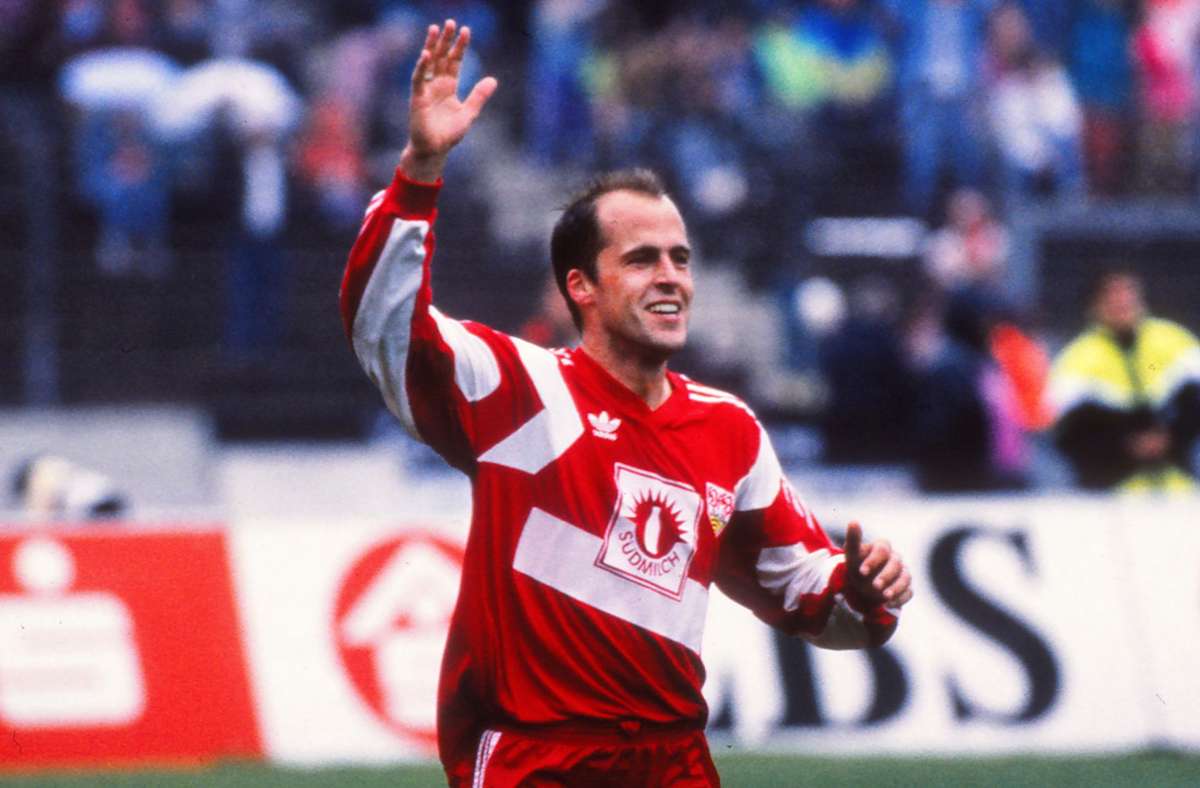 Abwehrspieler Michael Frontzeck spielte von 1989 bis 1994 für den VfB Stuttgart, danach wechselte der ehemalige Nationalspieler zum VfL Bochum. Auch als Trainer war er später in der Bundesliga aktiv.