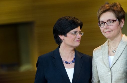 Christine Lieberknecht (links) rückt ganz nah an Heike Taubert. Die Thüringer SPD-Spitzenfrau muss eine krachende Niederlage verkraften. Foto: dpa-Zentralbild