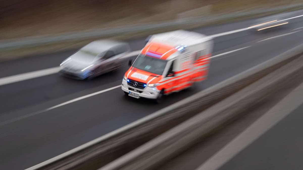 A6 bei Wiesloch: Lkw fährt auf zwei Autos auf - ein Autofahrer schwer verletzt