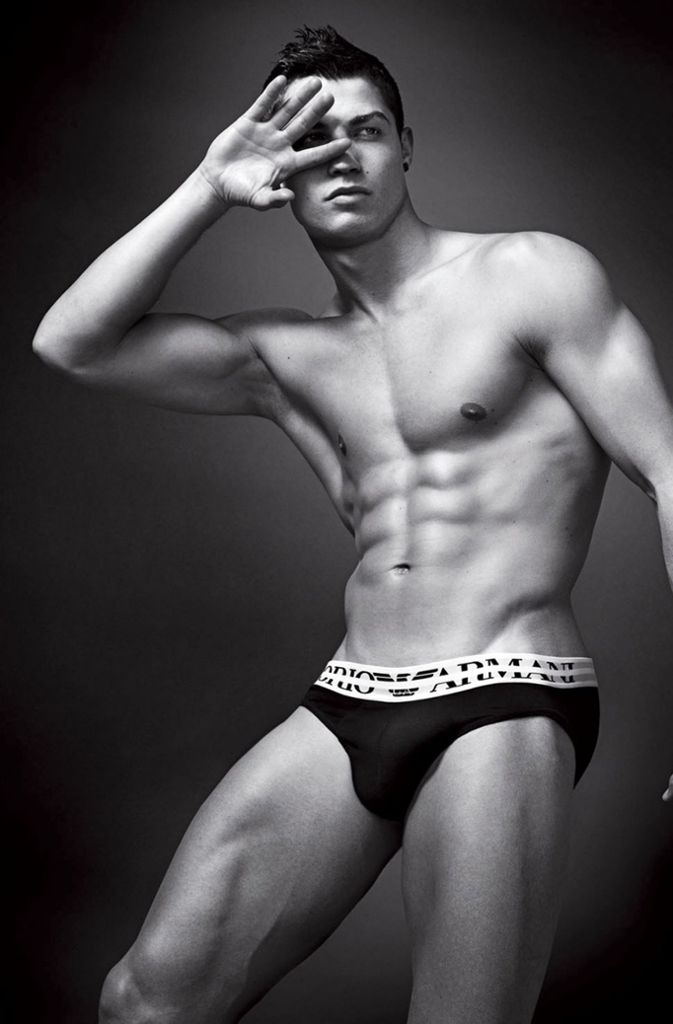 Atlecio Underwear: Fußballstar Cristiano Ronaldo zeigt auf diesem Foto von 2010 im damals neuesten Unterhosen-Trend: knappe Slips für den athletischen Typ.