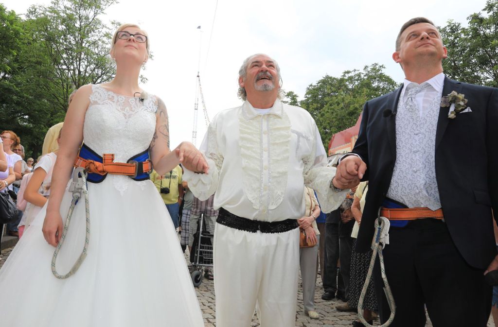 Der Pfarrer nahm der Braut und dem Bräutigam das Eheversprechen in 14 Metern Höhe ab.
