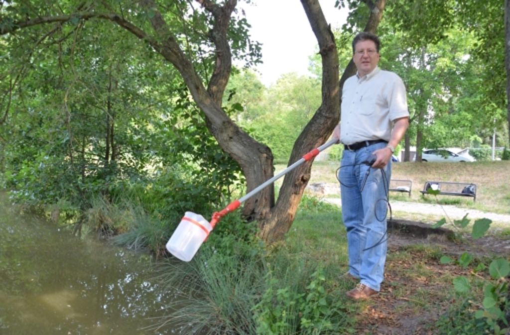 Michael Fritz vom Amt für Umweltschutz entnimmt am Lindenbachsee eine Wasserprobe.