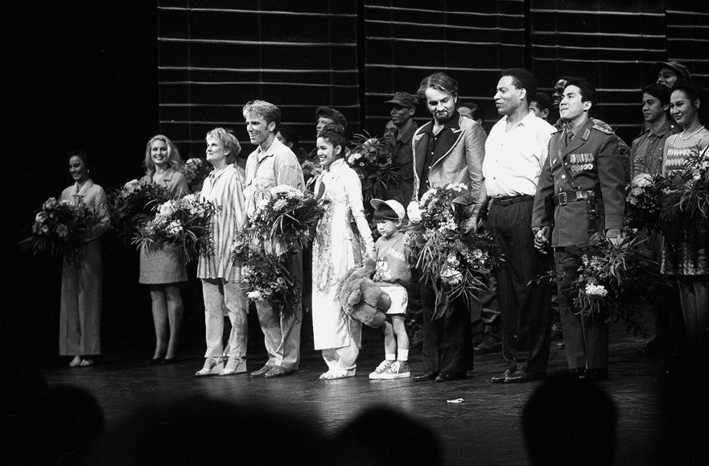Blumen bei der Premiere von „Miss Saigon“ in Stuttgart im Dezember 1994.