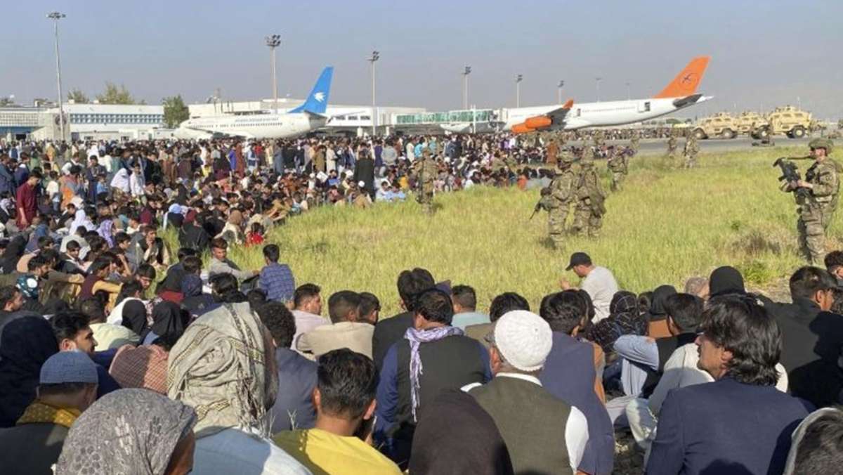  Einheimische Helfer von deutschen Organisationen haben Schwierigkeiten, zu Evakuierungsflüge in Kabul zu kommen. Sie berichten von chaotischen Zuständen. 