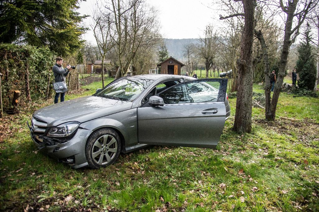 Der Mercedes kam in einem Gartengrundstück zum Halten.