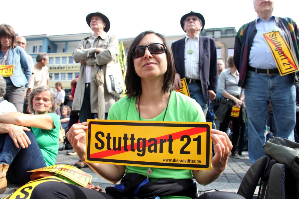 Am Freitag haben sich viele Interessierte auf dem Stuttgarter Marktplatz versammelt, um via Großleinwand das Geschehen am runden Tisch im Rathaus zu verfolgen.