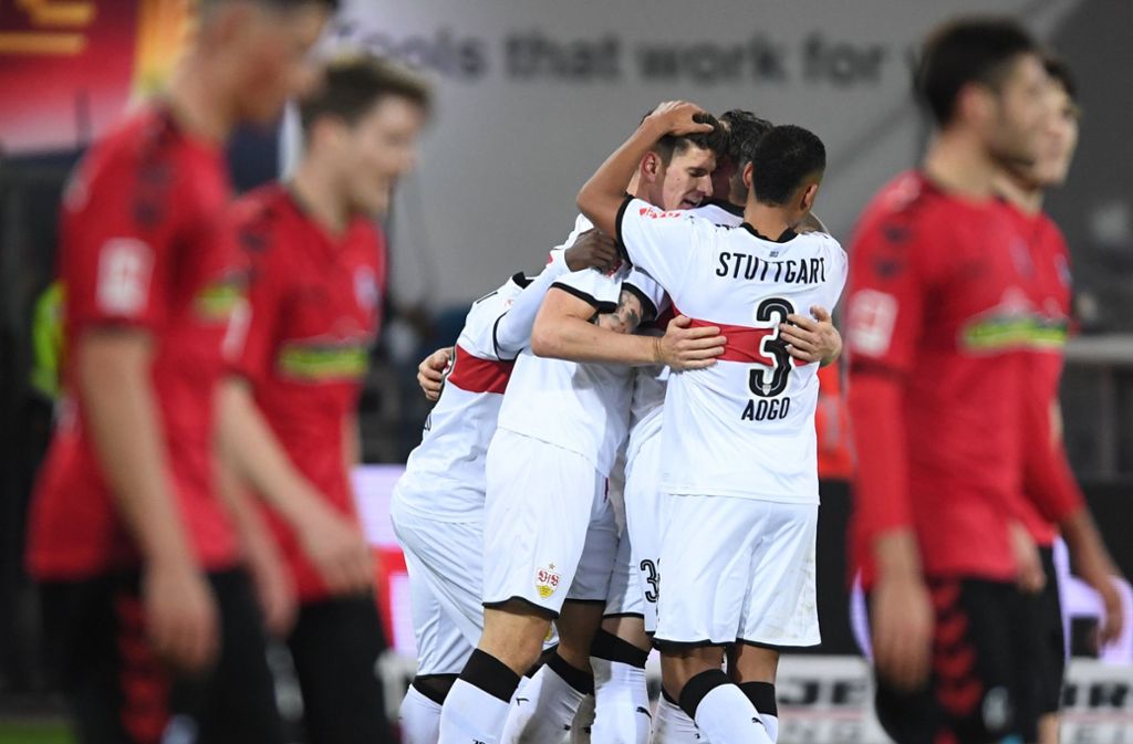 Der VfB Stuttgart freut sich über den Auswärtssieg beim SC Freiburg.
