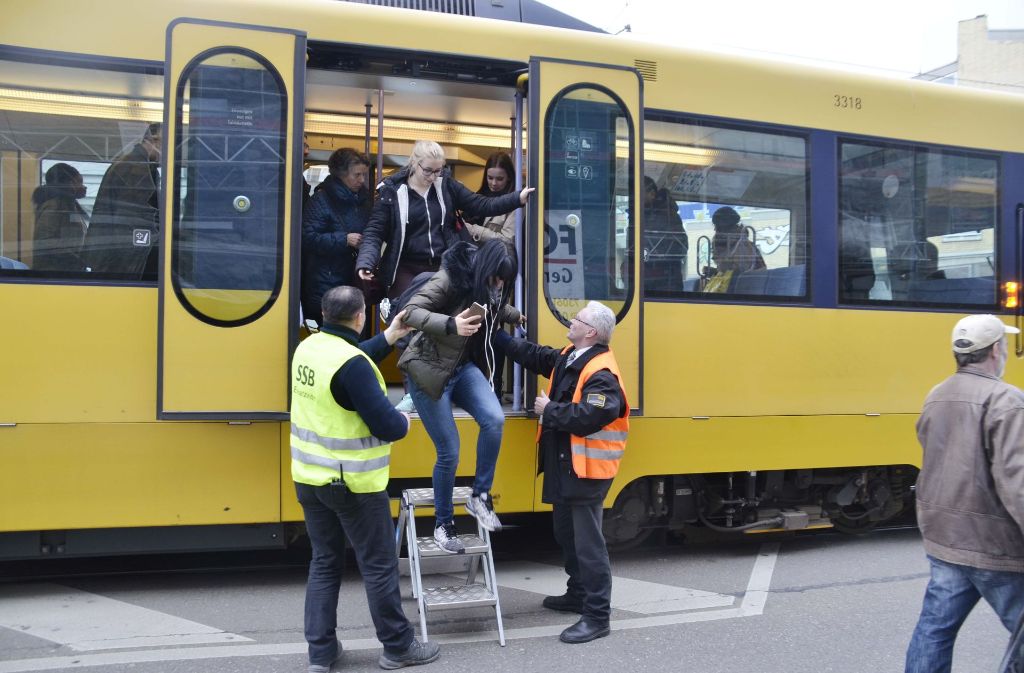 Die Fahrgäste werden nach dem Stadtbahn-Unfall in Stuttgart-Ost aus dem Fahrzeug begleitet.