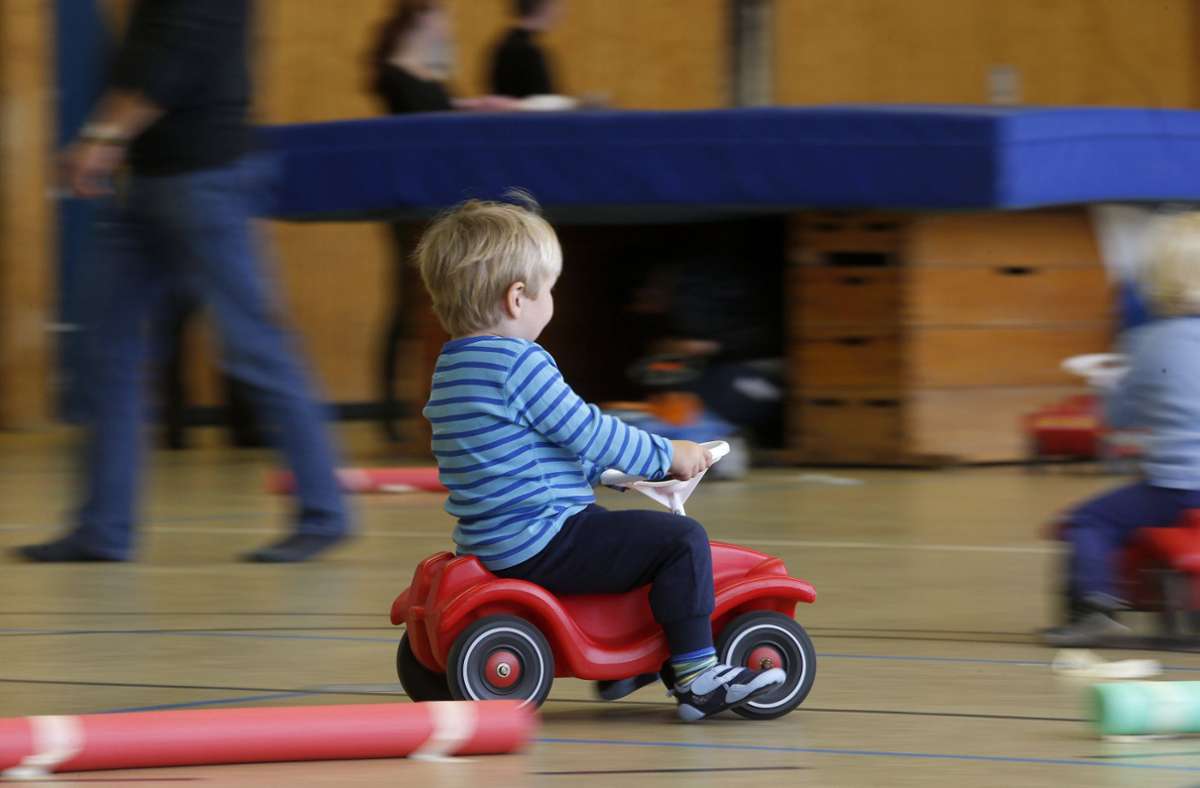 Das Bobbycar wurde entwickelt, um kleinen Kindern das Laufenlernen zu erleichtern. Dazu befindet sich in der Mitte eine Art Sitzschale, in die sich das Kind wie auf ein Motorrad setzen kann. Durch Paddelbewegungen mit den Beinen kann es das Auto fortbewegen.