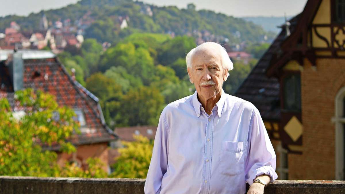  Hermann Bausinger, der große Tübinger Gelehrte, ist am Mittwoch im Alter von 95 Jahren gestorben. Er hat die einst so verstaubte und ideologisch verdächtige Volkskunde zur modernen, weltoffenen Kulturwissenschaft entwickelt. 