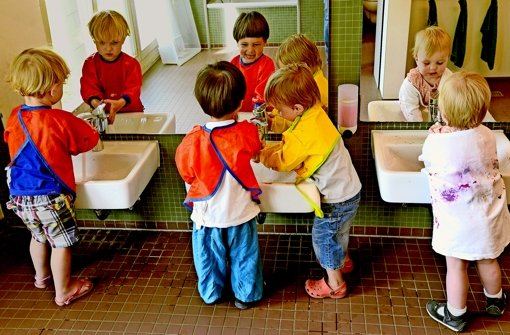 Hände waschen nicht vergessen: Eine Kita-Erzieherin  hat neben der unmittelbaren Kinderbetreuung noch  andere Pflichten. Foto: dpa