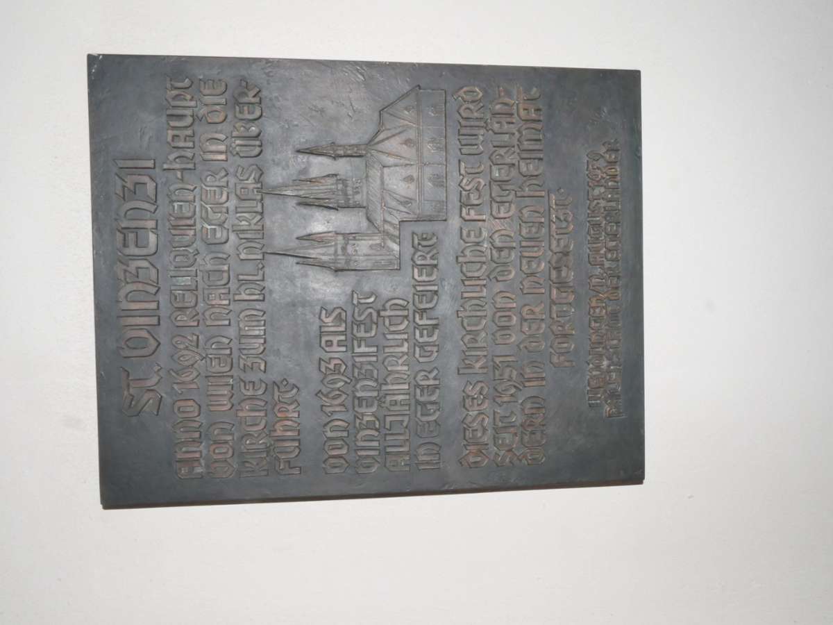 In der Vinzenzikapelle erinnert ein Schild an die Geschichte.