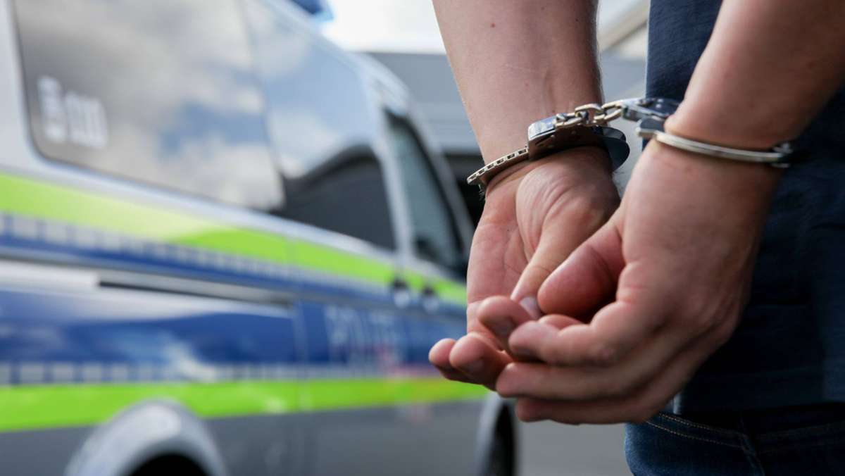  Ein 16-Jähriger steht im Verdacht, in der Nacht zum Sonntag zwei Raubüberfälle in Ludwigsburg begangen zu haben. Polizisten konnten den Verdächtigen nun festnehmen. 