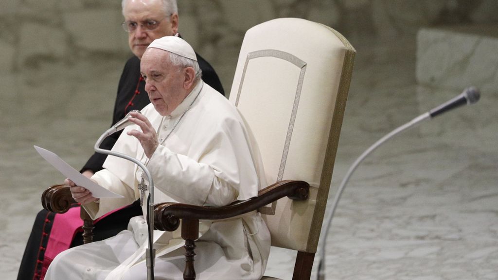 Katholische Kirche: Papst Franziskus hält an Zölibat fest