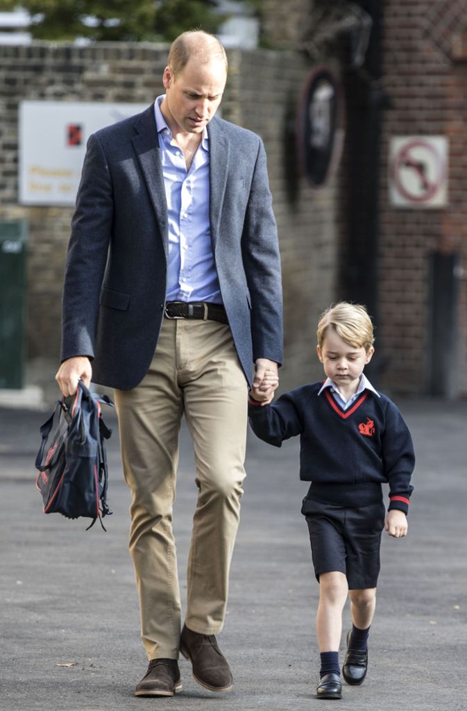 September 2017: Schnieke in Schuluniform – aber etwas mulmig scheint es sowohl Prinz George als auch seinem Vater, Prinz William, an Georges erstem Schultag zu sein.