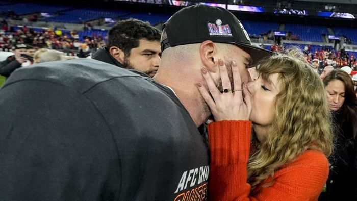 Taylor Swift und Travis Kelce: Nach dem Spiel wird geküsst – aber verpasst sie den Super Bowl?