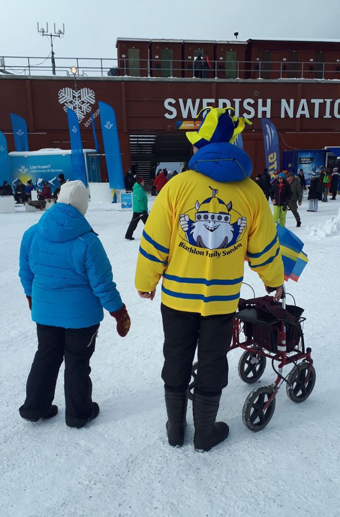 Auch mit Rollator – einen echten schwedischen Biathlon-Fan hält nichts von einem WM-Besuch ab.