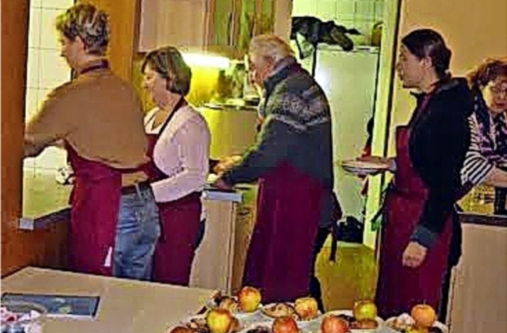 Zahlreiche ehrenamtliche Helferinnen und Helfer sind bei der Suppenküche im Herz-Jesu-Gemeindesaal im Einsatz und bedienen die Gäste. Foto: Veronika Kanzler