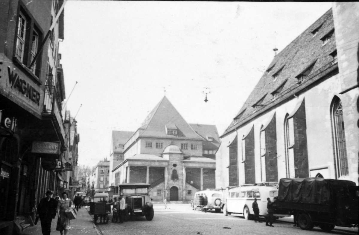 Hinter der Leonhardskirche parkten etliche, teils offenbar im Krieg erbeutete Busse und andere Nutzfahrzeuge.