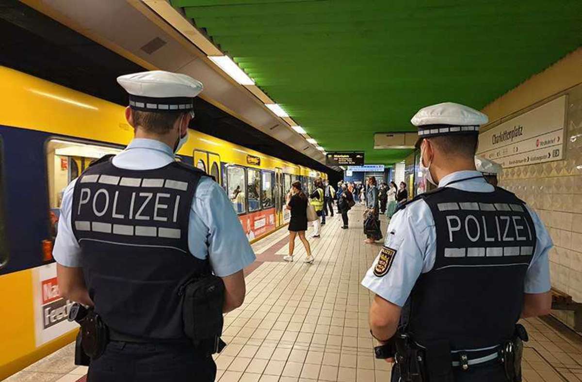 Die Polizei kontrolliert die Maskenpflicht im öffentlichen Nahverkehr – hier am Charlottenplatz. Foto: SSB