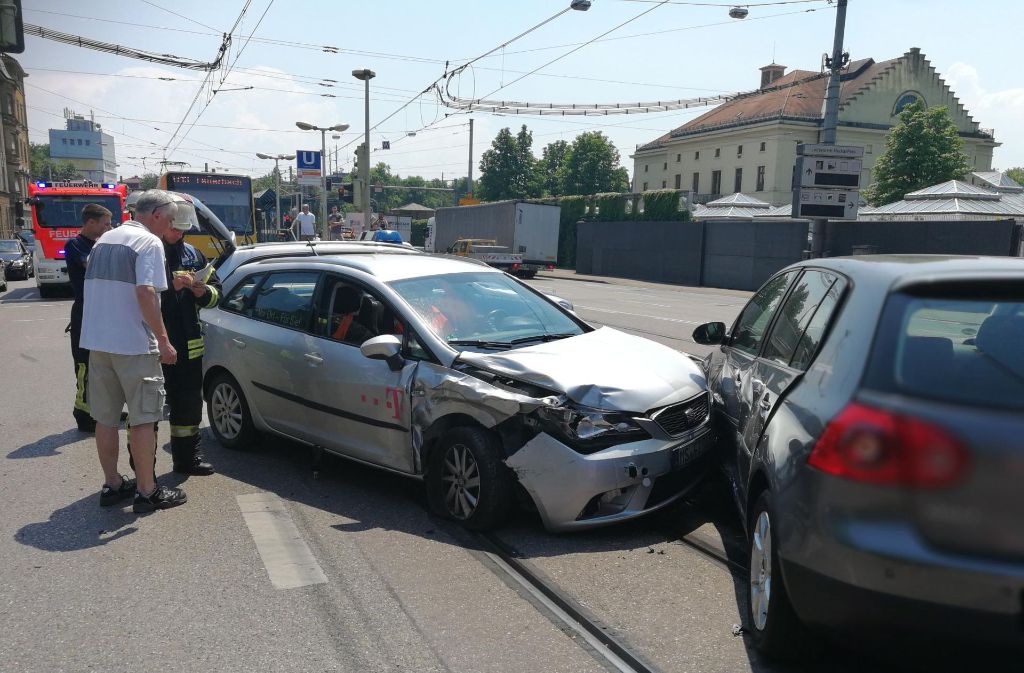 Bei einem Unfall in Bad Cannstatt wurden drei Personen leicht verletzt.