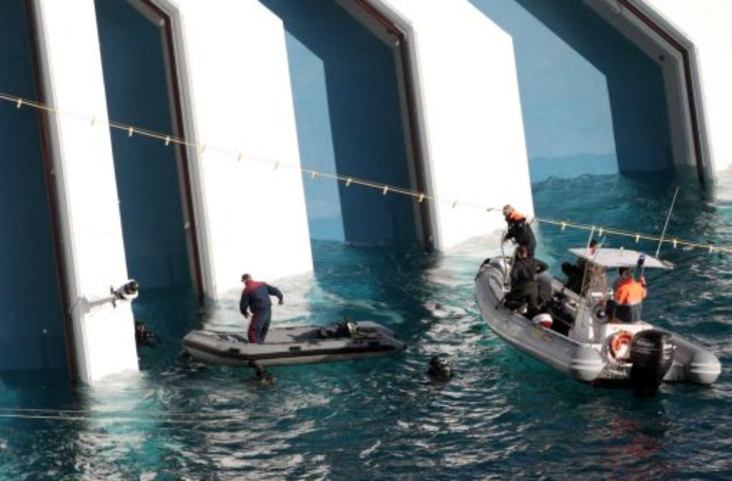 Marinetaucher auf dem Weg zur Costa Concordia Foto: AP